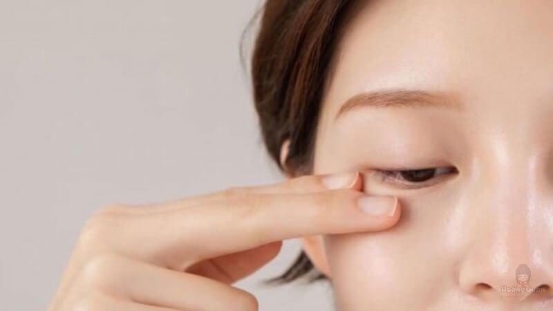 vì sao bôi kem chống nắng bị cay mắt