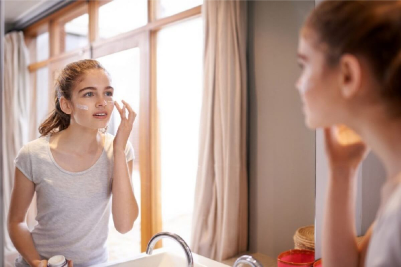 ở trong nhà có cần bôi kem chống nắng hay không